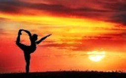 10692238 yoga equilibre danseur natarajasana posent par l homme en silhouette sur fond de ciel spectaculaire